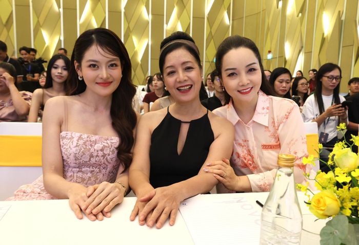NSƯT Chiều Xuân (giữa), diễn viên Mai Thu Huyền (bên phải) tại đêm giao lưu. Ảnh: NGỌC HÀ