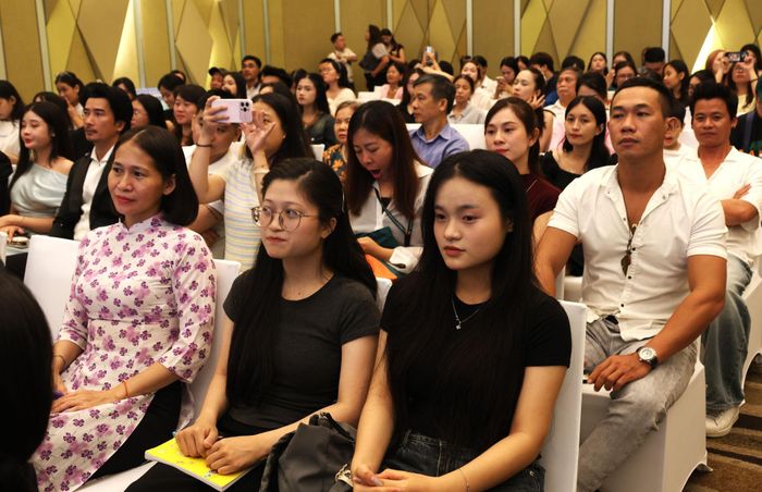 Đông đảo khán giả đến giao lưu với các đoàn làm phim. Ảnh: NGỌC HÀ
