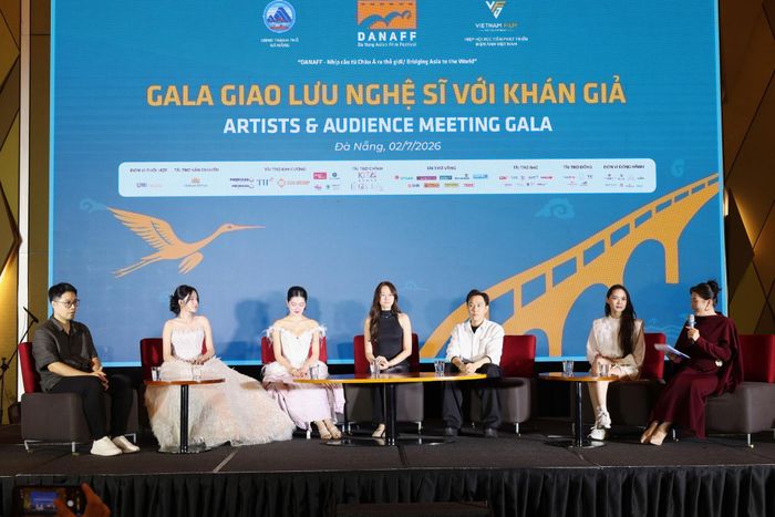 Các nghệ sĩ, diễn viên giao lưu với khán giả. Ảnh: NGỌC HÀ