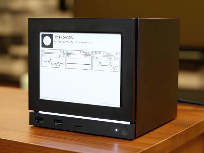 Steam Machine với mặt nạ màn hình e-ink tùy biến hiển thị thông số hệ thống.