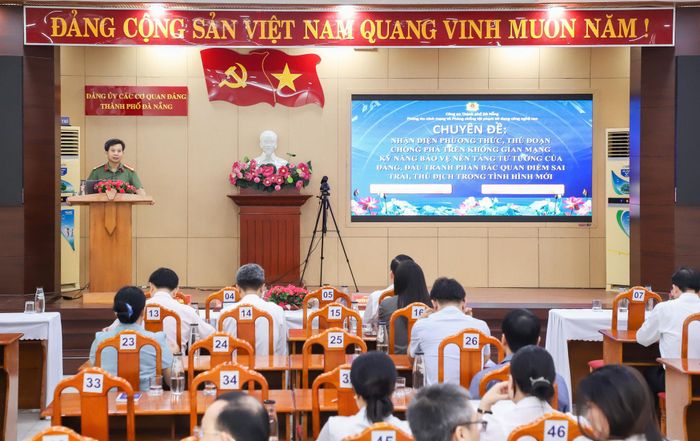 Đại tá Lê Cao Tâm, Trưởng phòng An ninh mạng và phòng, chống tội phạm sử dụng công nghệ cao (Công an thành phố) truyền đạt các chuyên đề. Ảnh: NGỌC PHÚ