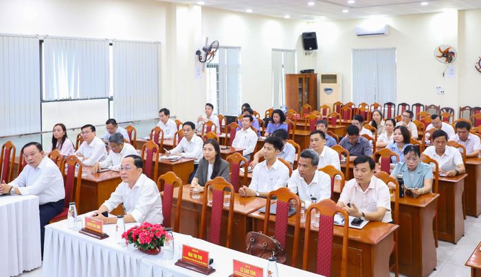 Đại biểu và các báo cáo viên, tuyên truyền viên dự hội nghị tập huấn. Ảnh: NGỌC PHÚ