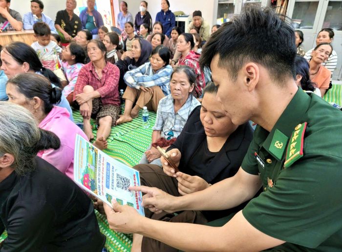 Cán bộ, chiến sĩ biên phòng đồng hành chuyển đổi số với người dân biên giới. Ảnh: ĐĂNG NGUYÊN