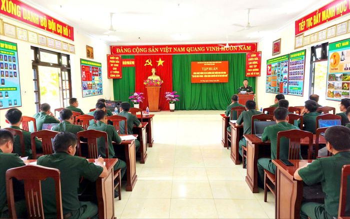 Ban Chỉ huy Bộ đội Biên phòng tập huấn công nghệ thông tin, hướng dẫn cho cán bộ, chiến sĩ tại các đồn biên phòng tuyến biên giới đất liền. Ảnh: ĐĂNG NGUYÊN