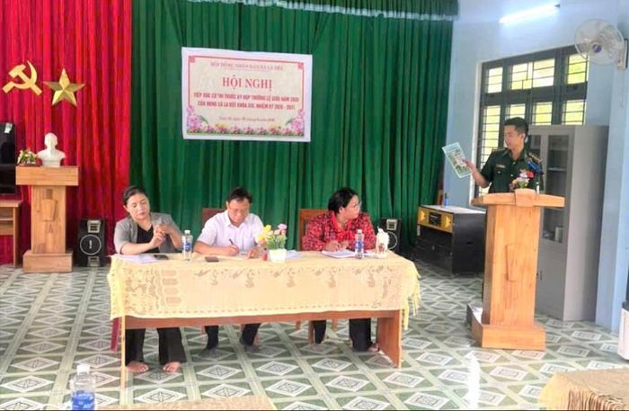 Cán bộ, chiến sĩ Đồn Biên phòng Cửa khẩu quốc tế Nam Giang lồng ghép tuyên truyền chuyển đổi số tại buổi tiếp xúc cử tri HĐND xã La Dêê. Ảnh: PHƯỚC QUANG
