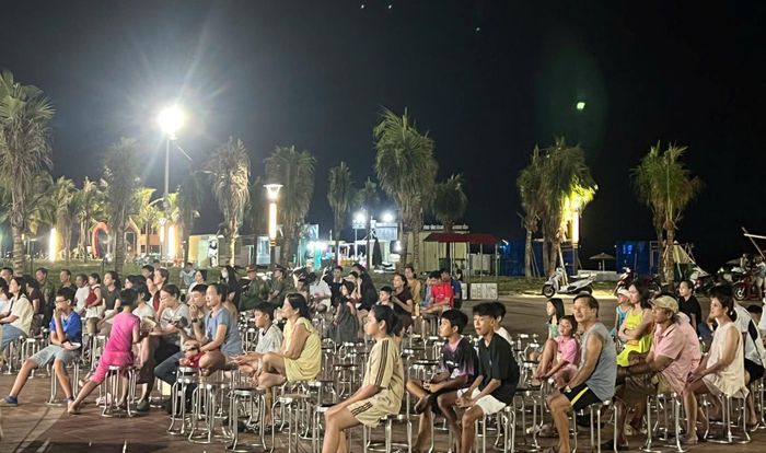 Điểm chiếu phim ngoài trời tại biển Tam Thanh (phường Quảng Phú). Ảnh: ĐÔNG HẢI