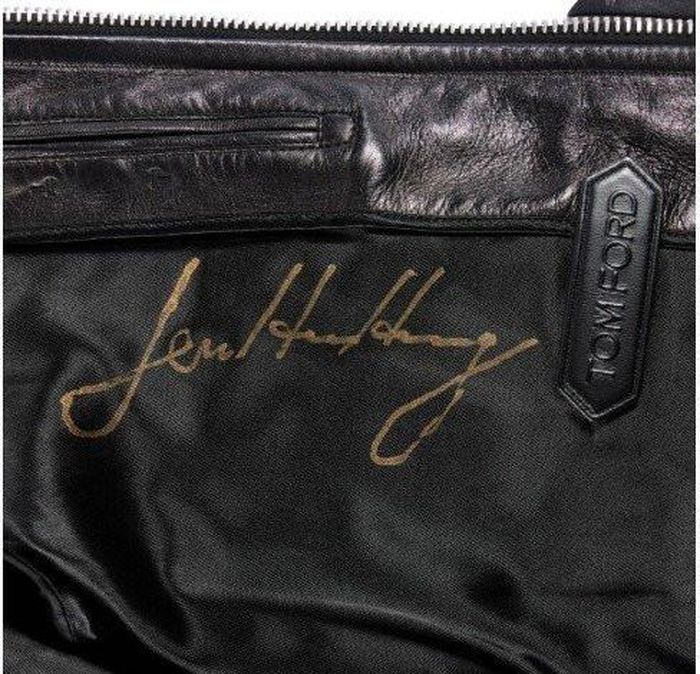 Jensen Huang đã ký tên lên chiếc áo mang đi đấu giá. Ảnh: Sotheby’s