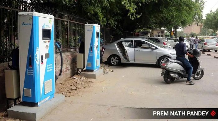 Trạm sạc xe điện tại thành phố Mumbai (Ấn Độ). Ảnh: Indianexpress