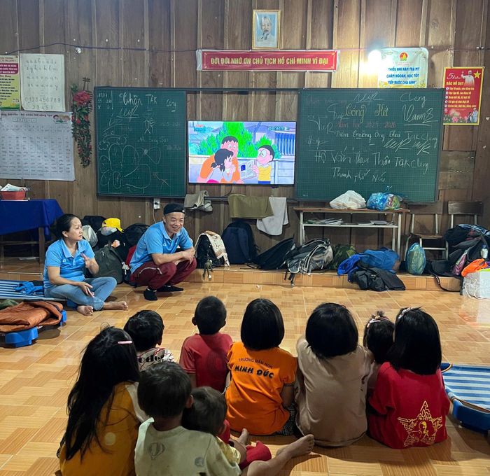 Trẻ em thôn 7, xã Trà Leng được xem ti vi sau khi có nguồn điện từ dự án "Năng lượng yêu thương". Ảnh: TRÀ LENG