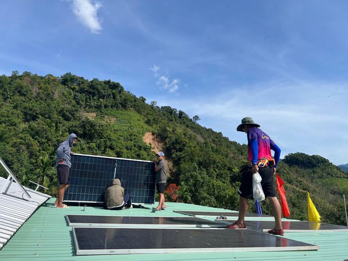 Dự án "Năng lượng yêu thương" do nhóm Sức Trẻ và Familia - Đà Nẵng thực hiện tại thôn 7, xã Trà Leng. Ảnh: TRÀ LENG