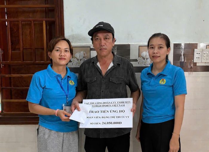 Công đoàn cơ sở Công ty TNHH MTV Phát triển U World Sport Việt Nam (thuộc Công đoàn xã Chiên Đàn) hỗ trợ đoàn viên gặp khó khăn. Ảnh: HỒ QUÂN
