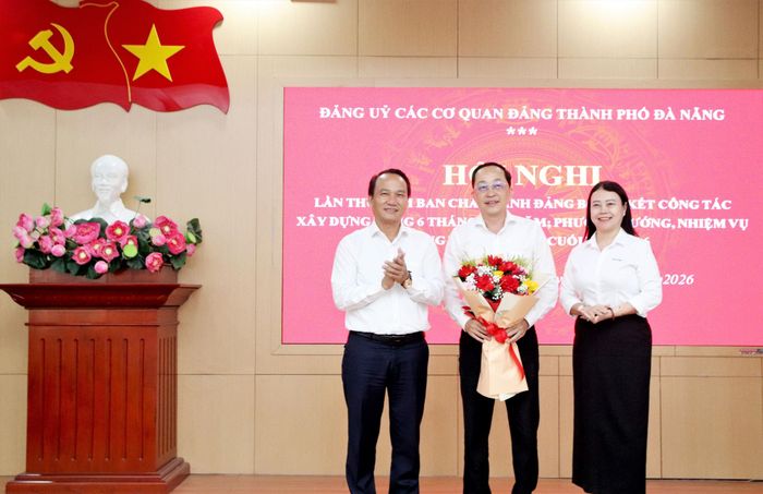 Thường trực Đảng ủy tặng hoa chúc mừng Phó Bí thư Đảng ủy chuyên trách Đảng ủy Các cơ quan Đảng thành phố Nguyễn Văn Lượm. Ảnh: TRỌNG HUY