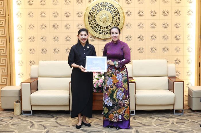 Phó Chủ tịch UBND thành phố Nguyễn Thị Anh Thi (phải) tặng quà lưu niệm cho Đại sứ đặc mệnh toàn quyền Thái Lan tại Việt Nam Urawadee Sriphiromya. Ảnh: NGỌC HÀ
