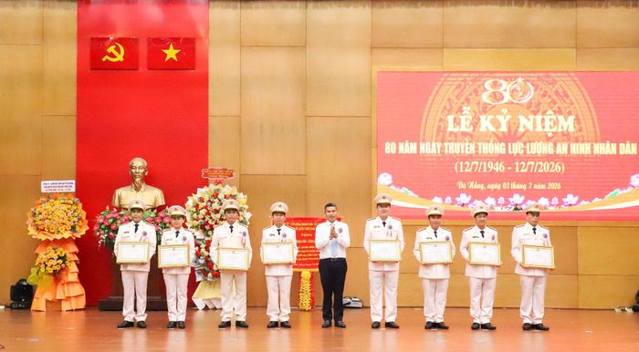 Phó Chủ tịch Thường trực UBND thành phố Hồ Kỳ Minh (ở giữa) trao bằng khen của Chủ tịch UBND thành phố cho các tập thể. Ảnh: NGỌC PHÚ