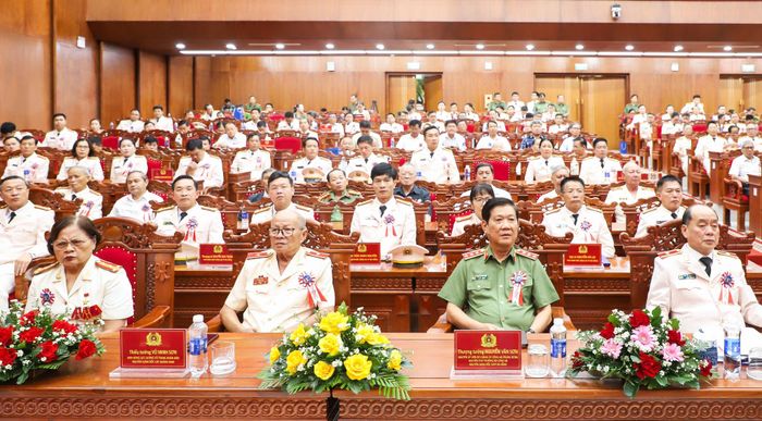 Các thế hệ lực lượng An ninh nhân dân, Công an thành phố dự lễ kỷ niệm. Ảnh: NGỌC PHÚ