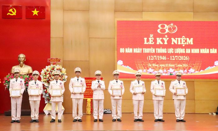 Thiếu tướng Nguyễn Hữu Hợp, Giám đốc Công an thành phố (ở giữa) tặng giấy khen cho các tập thể. Ảnh: NGỌC PHÚ