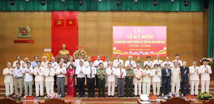 Đại biểu chụp ảnh lưu niệm. Ảnh: NGỌC PHÚ
