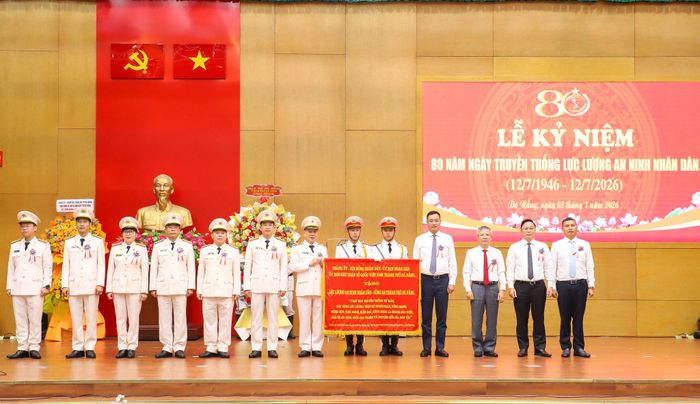 Lãnh đạo thành phố trao tặng bức trướng cho lực lượng An ninh nhân dân, Công an thành phố. Ảnh: NGỌC PHÚ