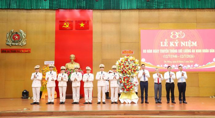 Lãnh đạo thành phố tặng hoa chúc mừng 80 năm ngày truyền thống lực lượng An ninh nhân dân. Ảnh: NGỌC PHÚ