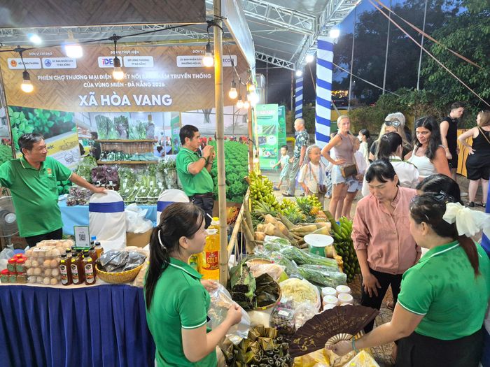 Gian hàng của xã Hòa Vang được đông đảo người dân và du khách tham quan, tìm hiểu. Ảnh: QUỐC TUẤN