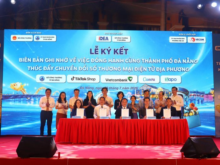 Lễ ký kết ghi nhớ hợp tác cam kết của một số đơn vị đồng hành cùng thành phố Đà Nẵng thúc đẩy chuyển đổi số, thương mại điện tử địa phương. Ảnh: QUỐC TUẤN