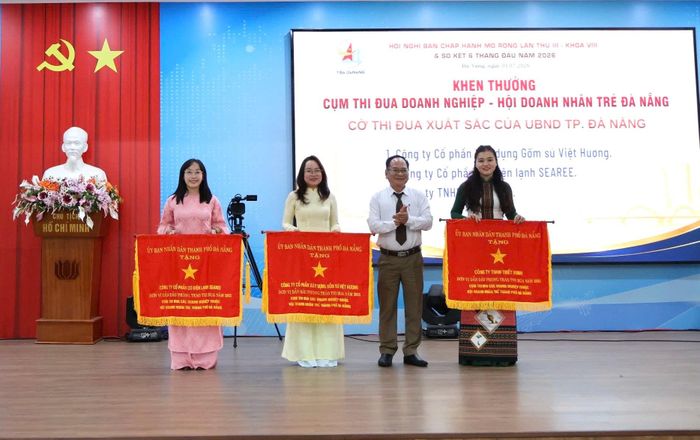 Trưởng ban Thi đua - Khen thưởng thành phố Đà Nẵng Võ Nguyên Huân (thứ 2, bên phải qua) trao cờ thi đua của UBND thành phố cho 3 tập thể. Ảnh: MAI QUẾ
