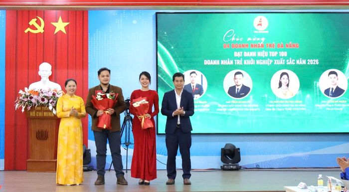 Lãnh đạo Hội Doanh nhân trẻ thành phố Đà Nẵng chúc mừng các doanh nhân trẻ được vinh danh Top 100 Doanh nhân trẻ khởi nghiệp xuất sắc năm 2026. Ảnh: MAI QUẾ
