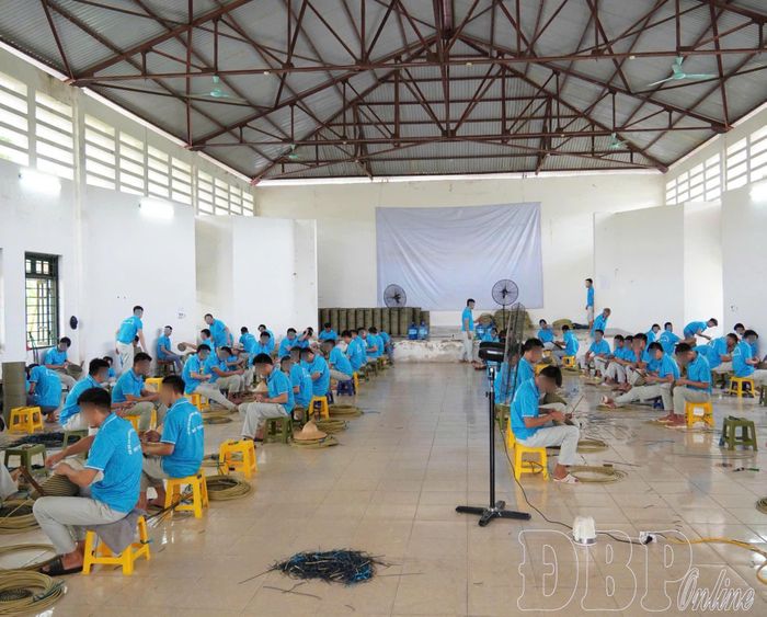 Học viên tại cơ sở học làm các sản phẩm mây tre đan.