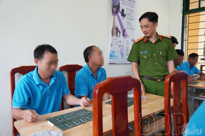 Lãnh đạo Công an tỉnh thăm lớp học xóa mù chữ tại Cơ sở cai nghiện ma túy.