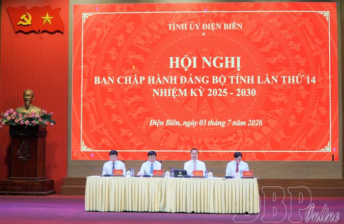Các đồng chí Thường trực Tỉnh ủy chủ trì hội nghị.