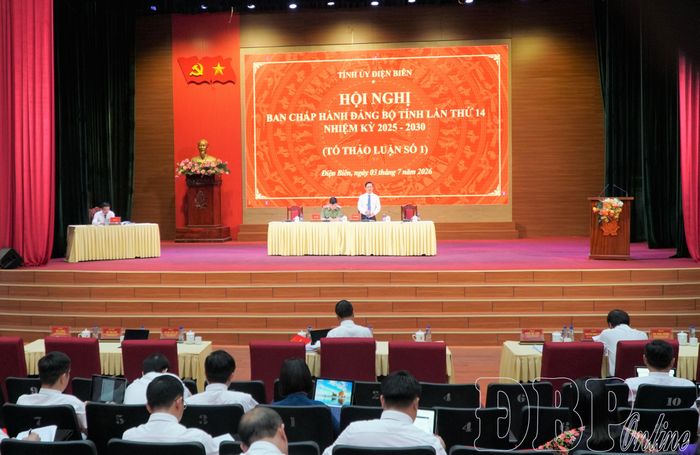 Đồng chí Phạm Đức Toàn, Ủy viên Ban Thường vụ Tỉnh ủy, Trưởng ban Tổ chức Tỉnh ủy điều hành thảo luận tại Tổ số 1.
