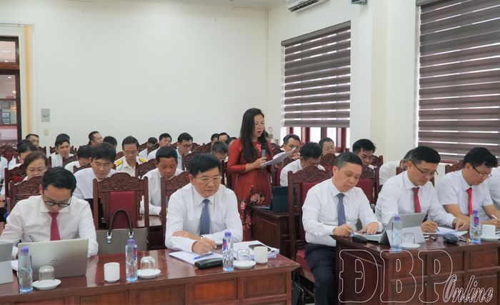 Thành viên Tổ số 2 tham gia ý kiến thảo luận.