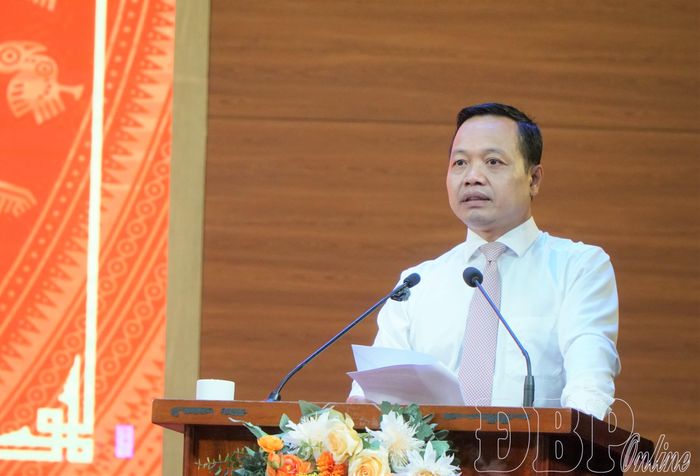 Đồng chí Trần Tiến Dũng, Ủy viên Ban Chấp hành Trung ương Đảng, Bí thư Tỉnh ủy, Trưởng Đoàn Đại biểu Quốc hội tỉnh phát biểu khai mạc hội nghị.