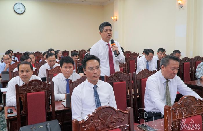 Thành viên Tổ số 4 tham gia ý kiến thảo luận.