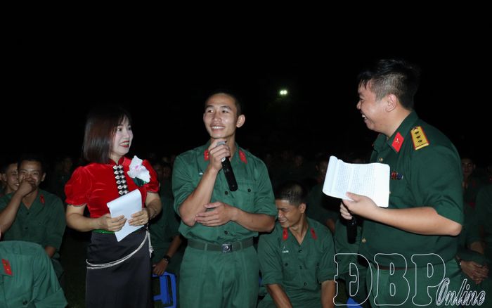 Cán bộ, chiến sĩ Tiểu đoàn 2, Trung đoàn 82, Sư đoàn 355 tham gia giao lưu, trả lời câu hỏi tìm hiểu pháp luật về phòng, chống ma túy.