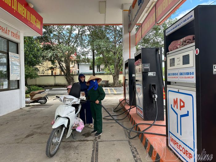 Người dân hiểu về chất lượng, hiệu quả sử dụng xăng E10. Trong ảnh: Người dân phường Điện Biên Phủ mua xăng sinh học.
