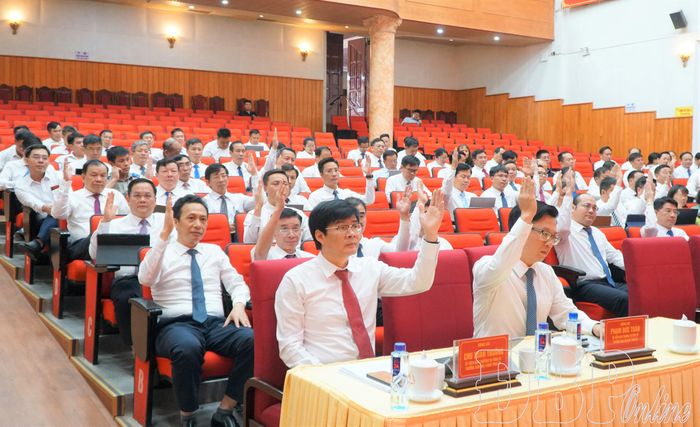 Đại biểu biểu quyết thông qua Nghị quyết Hội nghị Ban Chấp hành Đảng bộ tỉnh lần thứ 14, nhiệm kỳ 2025 - 2030.