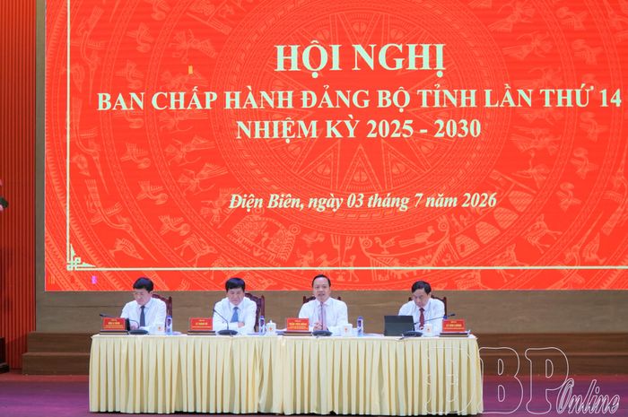 Các đồng chí Thường trực Tỉnh ủy chủ trì hội nghị.