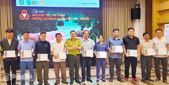 Các học viên tham gia lớp tập huấn Nguyên tắc an toàn trong quản lý xung đột voi - người được cấp chứng chỉ nghiệp vụ. Ảnh: An Nhơn