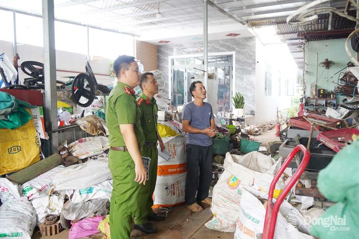 Cán bộ Đội Chữa cháy và cứu nạn, cứu hộ khu vực 6 hướng dẫn phòng cháy tại một cơ sở phế liệu thuộc phường Trị An. Ảnh: Lê Duy