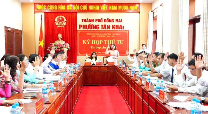 HĐND phường Tân Khai biểu quyết thông qua nghị quyết về việc sắp xếp, điều chỉnh, đổi tên các khu phố trên địa bàn tại kỳ họp thứ 4 (chuyên đề) HĐND phường. Ảnh: Thanh Mai