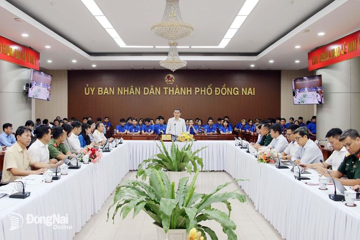 Ủy viên Ban Thường vụ Thành ủy, Phó Chủ tịch UBND thành phố Đồng Nai Lê Trường Sơn phát biểu tại hội nghị. Ảnh: Hải Quân