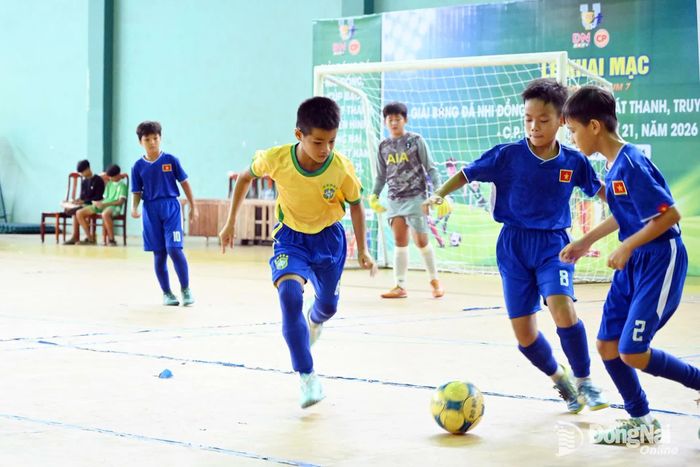 Các cầu thủ nhí tranh tài sôi nổi tại vòng loại Cụm thi đấu số 7. Ảnh: Nguyễn Tấn