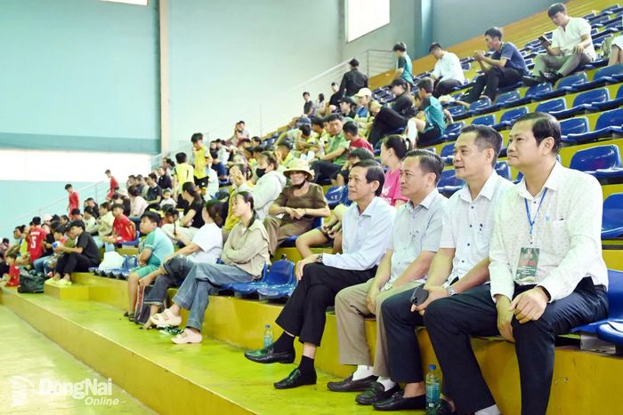 Đại biểu, các em thiếu nhi, phụ huynh và người hâm mộ đến cổ vũ giải đấu. Ảnh: Nguyễn Tấn