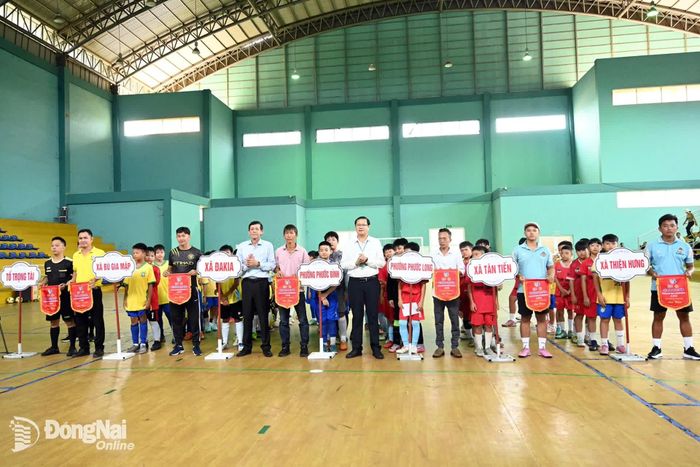 Phó Chủ tịch UBND phường Phước Bình Nguyễn Thành Sơn và Phó Giám đốc Báo và Phát thanh, Truyền hình Đồng Nai Trần Nam Đông tặng hoa, cờ lưu niệm cho các đội tham gia. Ảnh: Nguyễn Tấn