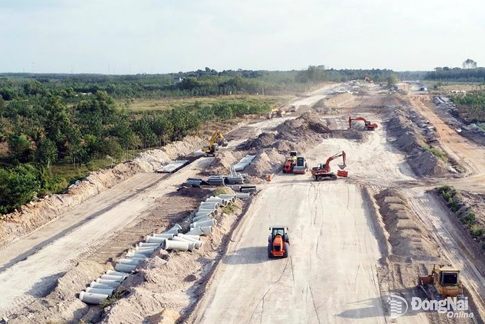 Thi công cao tốc Thành phố Hồ Chí Minh - Thủ Dầu Một - Chơn Thành đoạn qua địa bàn thành phố Đồng Nai. Ảnh tư liệu