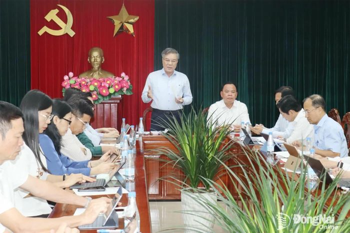 Ủy viên Ban Thường vụ Thành ủy, Trưởng ban Tuyên giáo và Dân vận Thành ủy Dương Minh Dũng, đại biểu Tổ số 5, Tổ trưởng Cụm tổ số 2 phát biểu tại buổi thảo luận. Ảnh: Hoàng Lộc