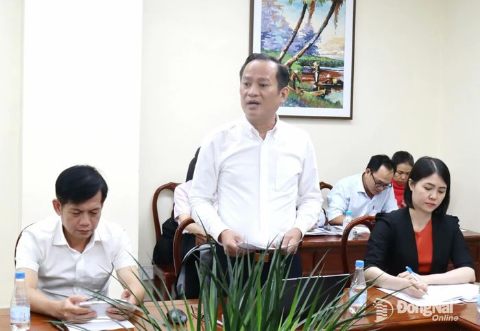 Đại biểu Nguyễn Minh Bình, Bí thư Đảng ủy phường Biên Hòa (Tổ đại biểu số 12) nêu ý kiến tại buổi thảo luận. Ảnh: Hoàng Lộc