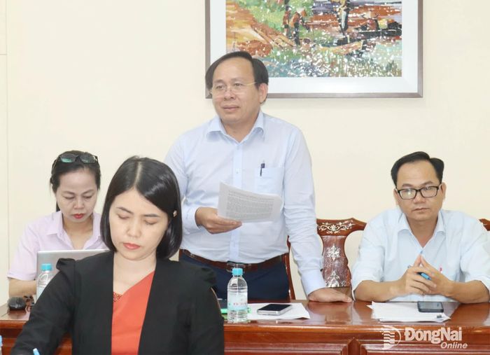 Phó Giám đốc Sở Nội vụ Hà Thanh Tùng trao đổi nội dung liên quan đến cơ chế chính sách cho cán bộ, người chuyên trách ở thôn, ấp, khu phố. Ảnh: Hoàng Lộc