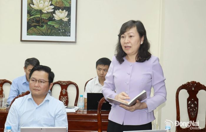 Phó Bí thư Thành ủy, Chủ tịch Ủy ban MTTQ Việt Nam thành phố Huỳnh Thị Hằng nêu ý kiến tại buổi thảo luận. Ảnh: Hoàng Lộc
